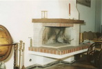 1228 Стара градска къща с гредоред. Камината е окачена конзолно на стената. Облицовката е съчетание от червени и огнеупорни тухли и дървена греда.