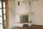 1245 Зиданото огнище е затворено с месингова врата и огнеупорно стъкло. Облицовката е от червени тухли и дървена греда.
