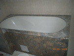 2214 В тази баня цялата вана е облицована с гранит.