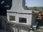 580 Фурна с барбекю. На просторна тераса до къща, недалеч от сръбската граница, се събира голяма фамилия. Тук е мястото за направата на вкусните неща. Плота е изработен от индийски гранит, а горе оставено място за дървена греда.