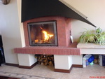 071 Кокетна кооперация в Лозенец. Камина с френска камера CLAIRFLAM 685-083 на FONTE FLAMME. Облицовката е от червени тухли и боядисан с топлоустойчива боя метал.