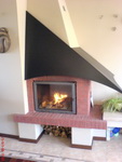 072 Кокетна кооперация в Лозенец. Камина с френска камера CLAIRFLAM 685-083 на FONTE FLAMME. Облицовката е от червени тухли и боядисан с топлоустойчива боя метал.