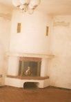 181 Това е зидана камина, затворена с месингова врата. Облицовката е от червени облицовъчни тухли и дървена греда.