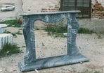 1018 Пак сме в ателието на нашия скулптур. Облицовка за камина в стил Луи  XIV, изпълнена от тъмно сив мрамор.