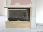 1022 Камина с горивна камера HYTOTHERM T 90 PR CR VR с водна риза. Облицовката е от бежов травертин.